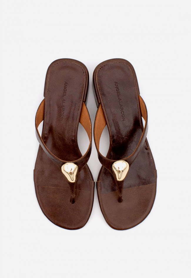 Sandalia Ángel Alarcón Zelma mujer – sandalia de dedo piel marrón tacón bajo elegante