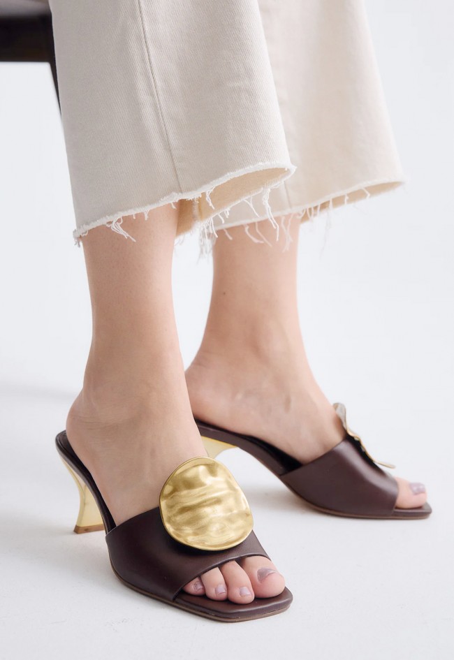 Sandalias Exé NINA-212 marrón con tacón y adorno dorado elegantes de mujer