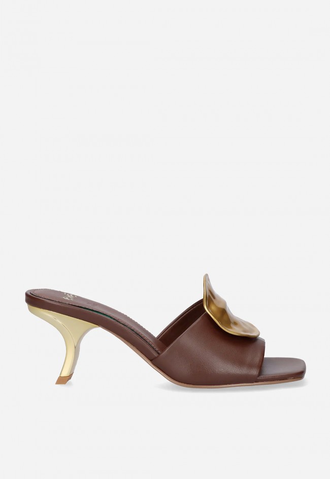 Sandalias Exé NINA-212 marrón con tacón y adorno dorado elegantes de mujer
