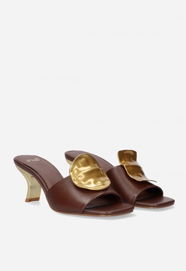 Sandalias Exé NINA-212 marrón con tacón y adorno dorado elegantes de mujer