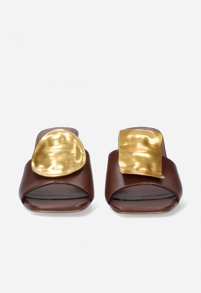 Sandalias Exé NINA-212 marrón con tacón y adorno dorado elegantes de mujer
