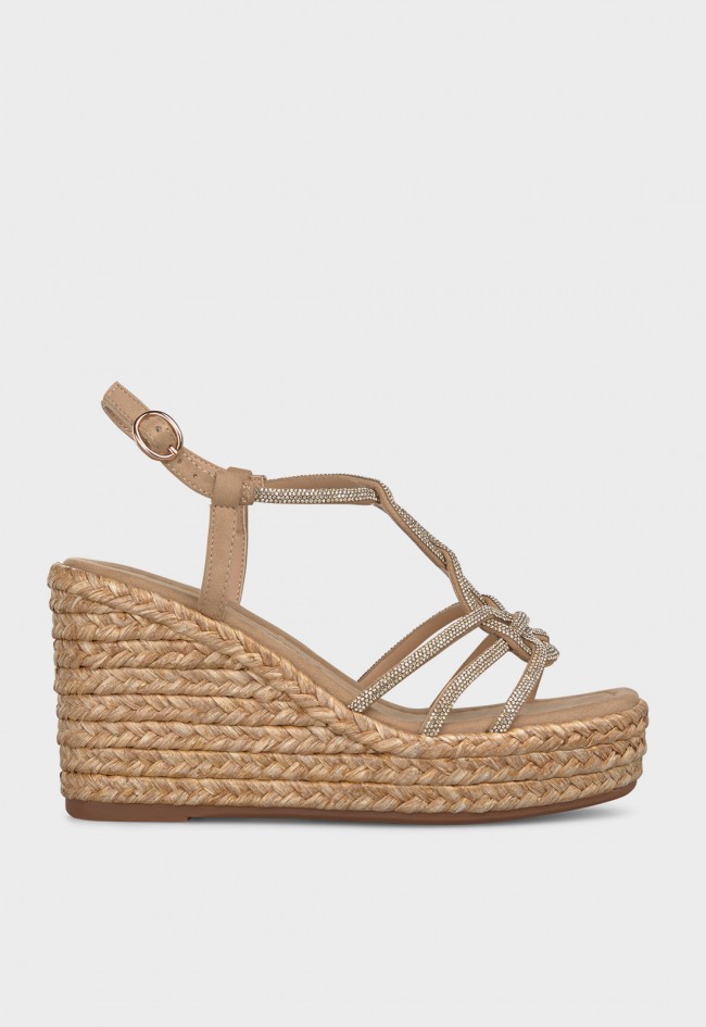 Sandalias cuña Alma en Pena 51110 arena con plataforma de esparto y strass, elegancia natural para verano