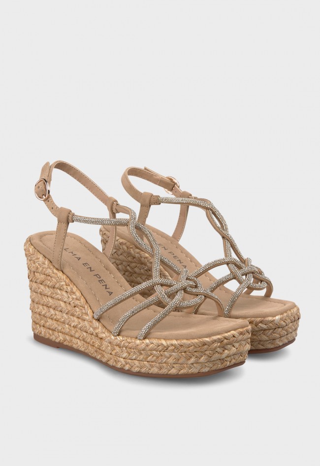 Sandalias cuña Alma en Pena 51110 arena con plataforma de esparto y strass, elegancia natural para verano