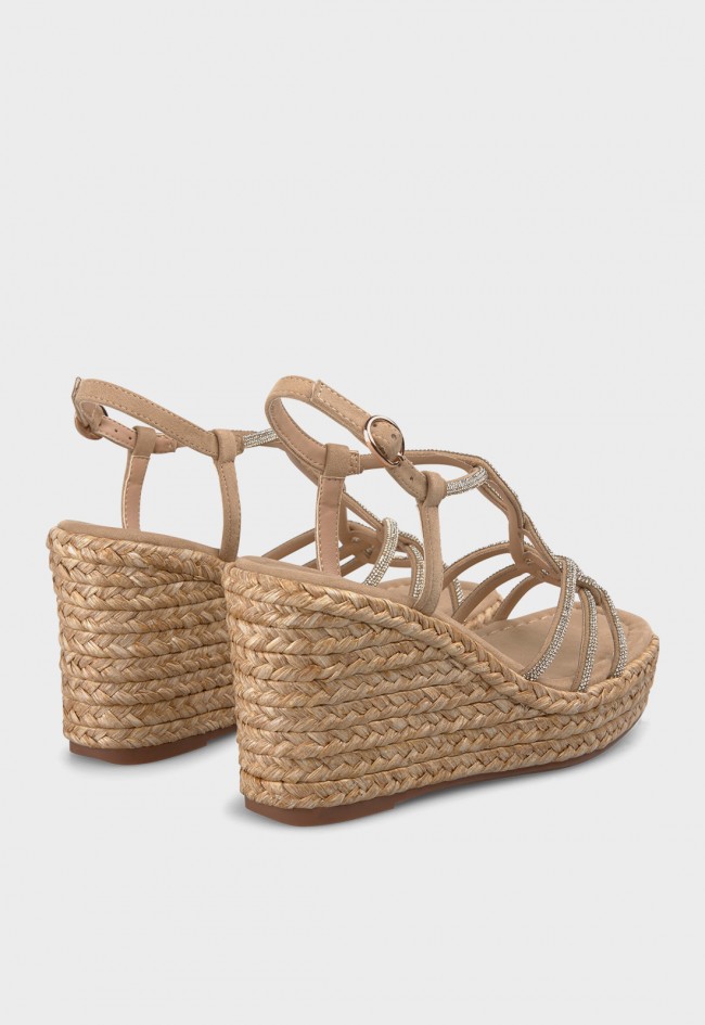 Sandalias cuña Alma en Pena 51110 arena con plataforma de esparto y strass, elegancia natural para verano