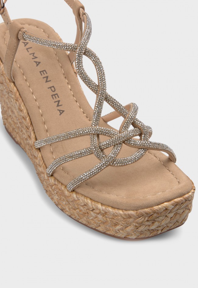Sandalias cuña Alma en Pena 51110 arena con plataforma de esparto y strass, elegancia natural para verano