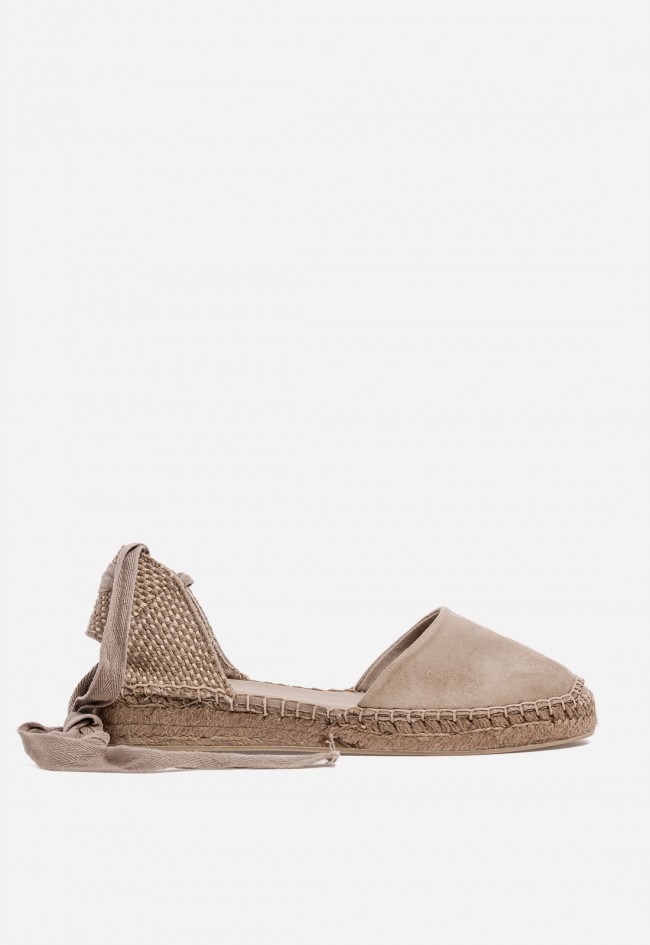 Alpargatas Why Pink M6352 taupe planas en esparto con lazos, estilo casual primavera verano mujer