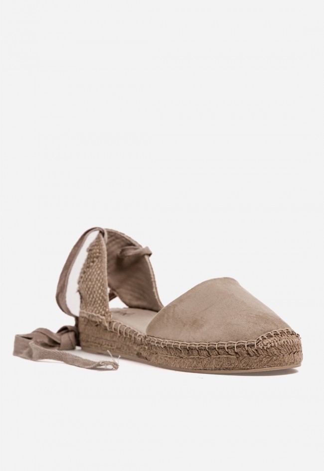 Alpargatas Why Pink M6352 taupe planas en esparto con lazos, estilo casual primavera verano mujer