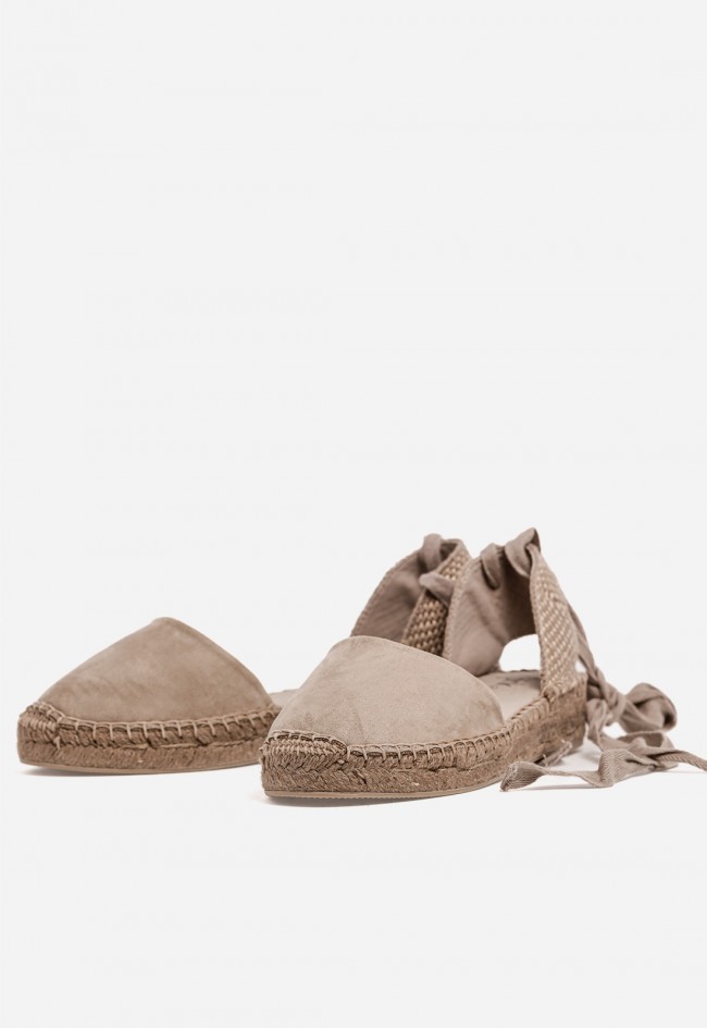 Alpargatas Why Pink M6352 taupe planas en esparto con lazos, estilo casual primavera verano mujer