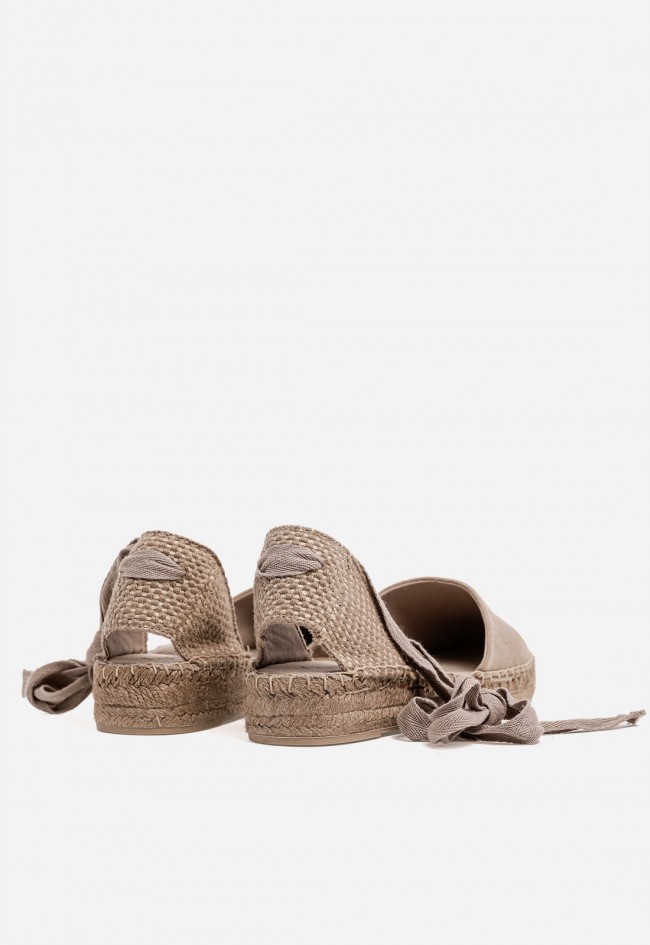 Alpargatas Why Pink M6352 taupe planas en esparto con lazos, estilo casual primavera verano mujer