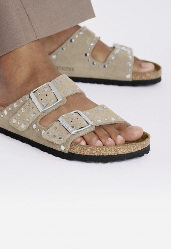 Sandalias Birkenstock Arizona Rivet taupe en ante – confort anatómico y estilo icónico