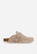 Zueco de mujer VAS 15389 en piel tostada con hebilla y tachuelas – tendencia y confort