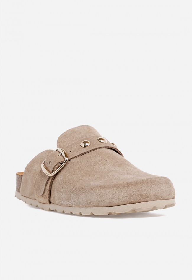 Zueco de mujer VAS 15389 en piel tostada con hebilla y tachuelas – tendencia y confort