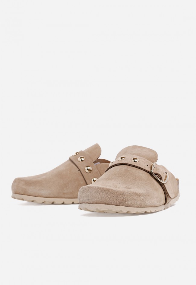 Zueco de mujer VAS 15389 en piel tostada con hebilla y tachuelas – tendencia y confort