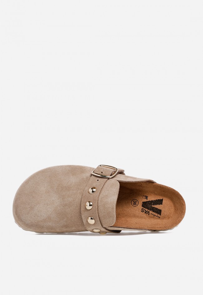 Zueco de mujer VAS 15389 en piel tostada con hebilla y tachuelas – tendencia y confort