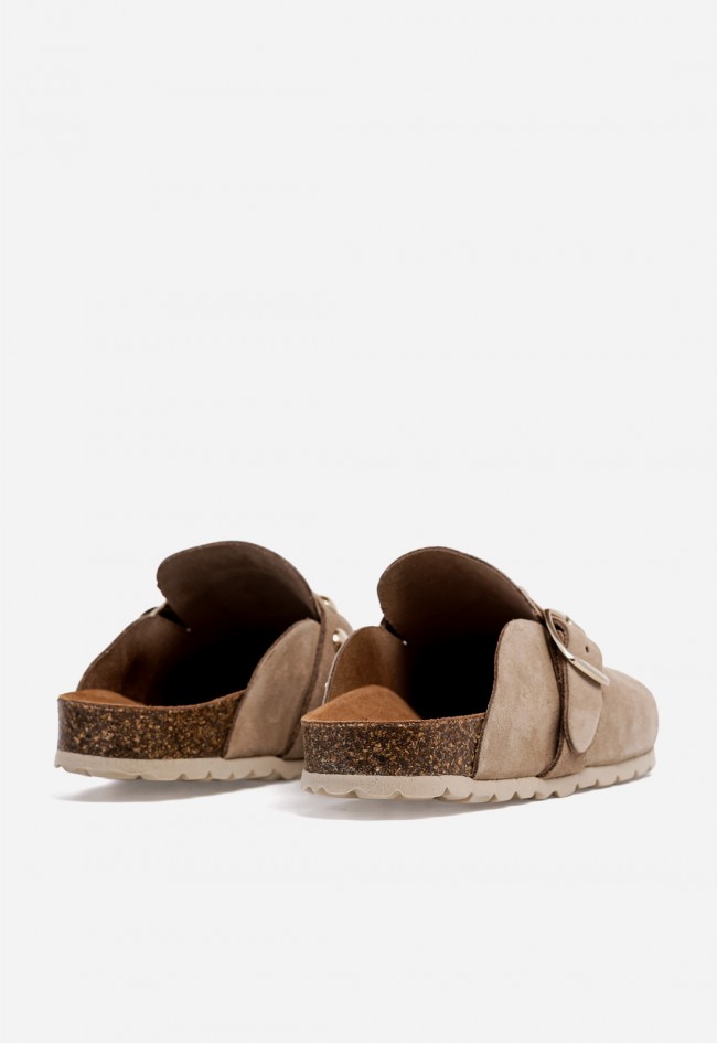 Zueco de mujer VAS 15389 en piel tostada con hebilla y tachuelas – tendencia y confort