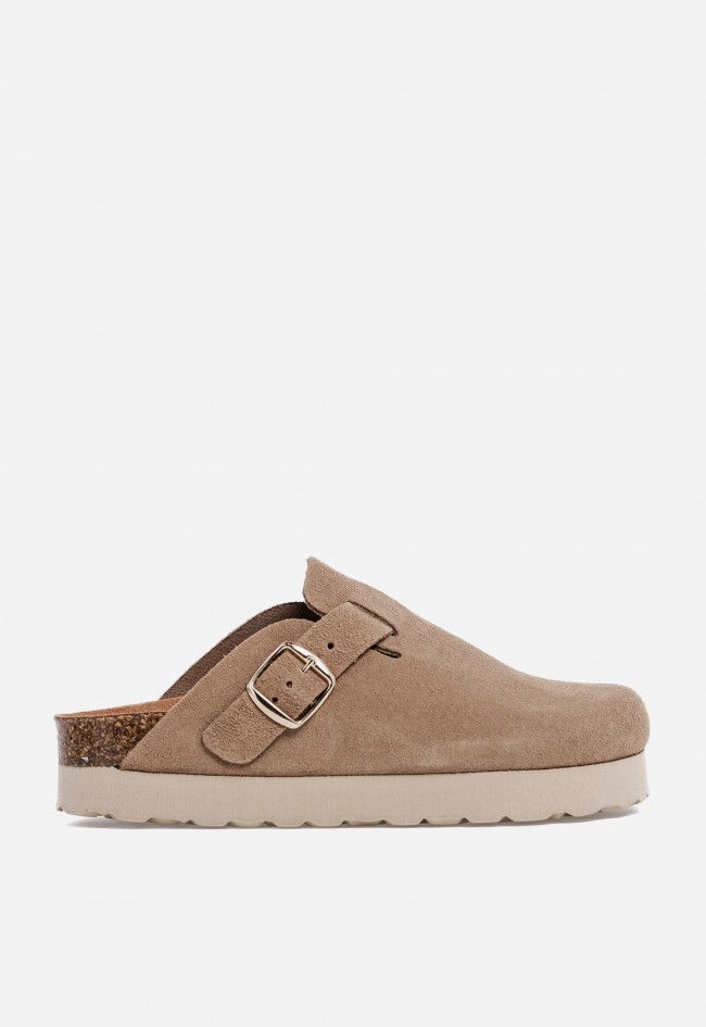 Zueco de mujer VAS 15387 en piel tostada con hebilla dorada – confort y estilo natural