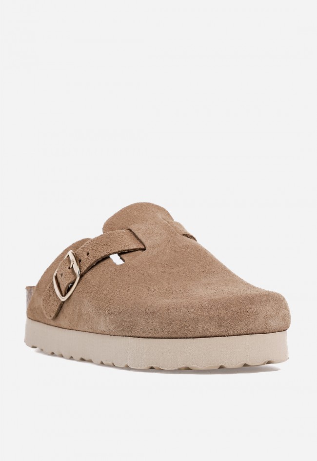 Zueco de mujer VAS 15387 en piel tostada con hebilla dorada – confort y estilo natural