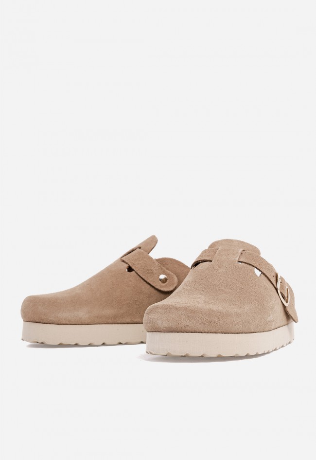 Zueco de mujer VAS 15387 en piel tostada con hebilla dorada – confort y estilo natural