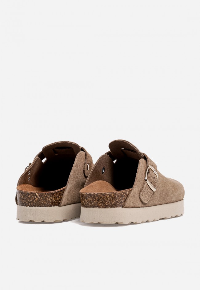 Zueco de mujer VAS 15387 en piel tostada con hebilla dorada – confort y estilo natural