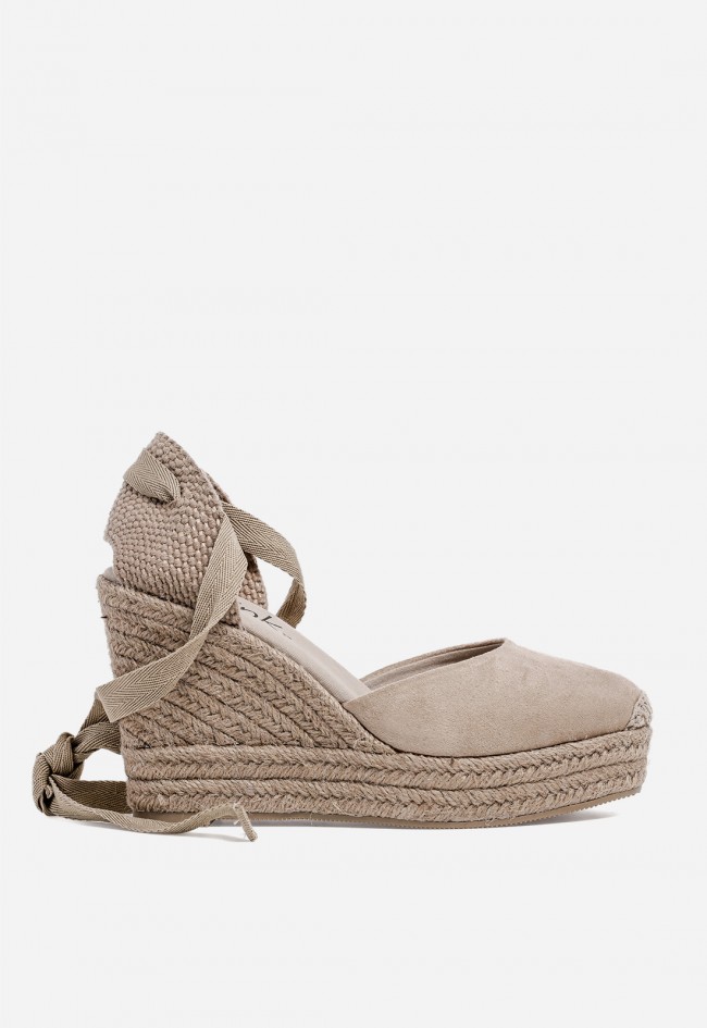 Alpargatas cuña taupe Why Pink M6341 con cintas – estilo natural y altura cómoda