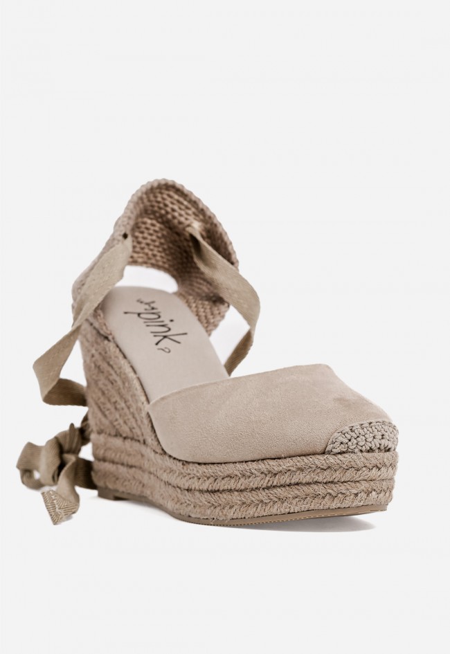Alpargatas cuña taupe Why Pink M6341 con cintas – estilo natural y altura cómoda