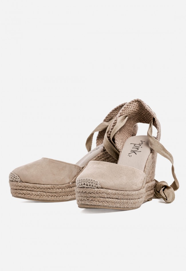 Alpargatas cuña taupe Why Pink M6341 con cintas – estilo natural y altura cómoda
