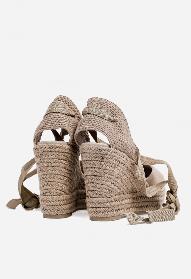Alpargatas cuña taupe Why Pink M6341 con cintas – estilo natural y altura cómoda