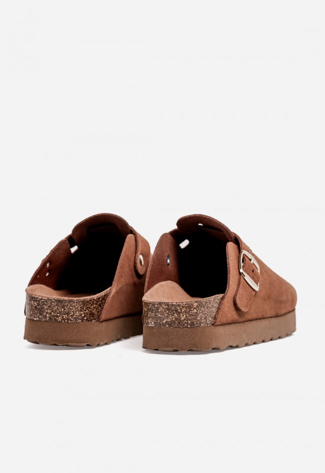 Zueco de mujer VAS 15387 en piel color cuero – comodidad natural y estilo casual atemporal