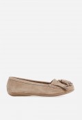 Zapato plano Benson 92900 taupe con borlas – elegancia cómoda para tu día a día
