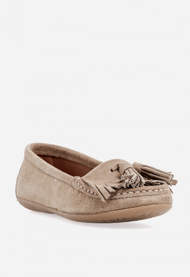 Zapato plano Benson 92900 taupe con borlas – elegancia cómoda para tu día a día