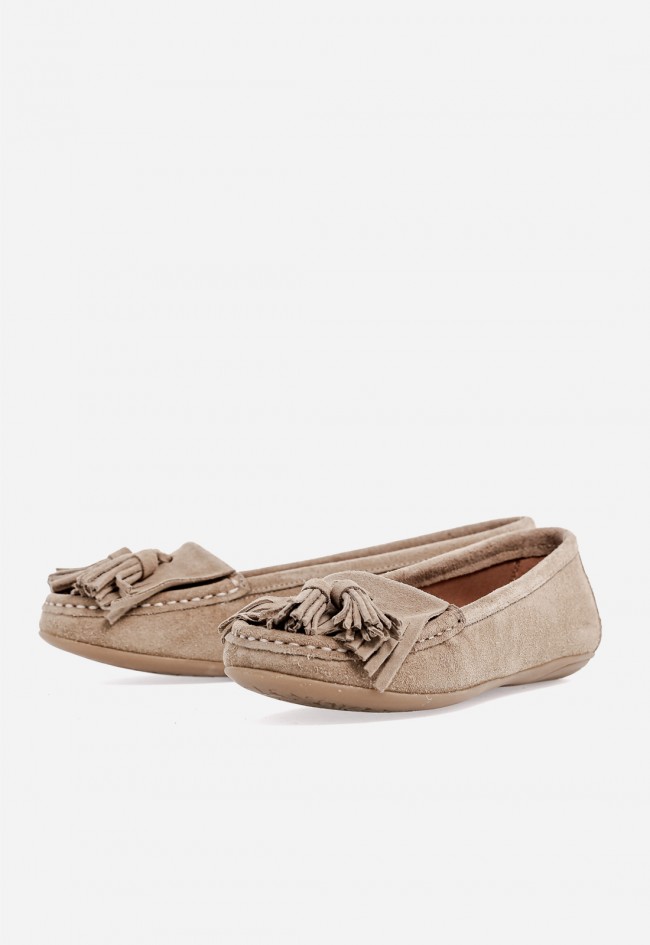 Zapato plano Benson 92900 taupe con borlas – elegancia cómoda para tu día a día