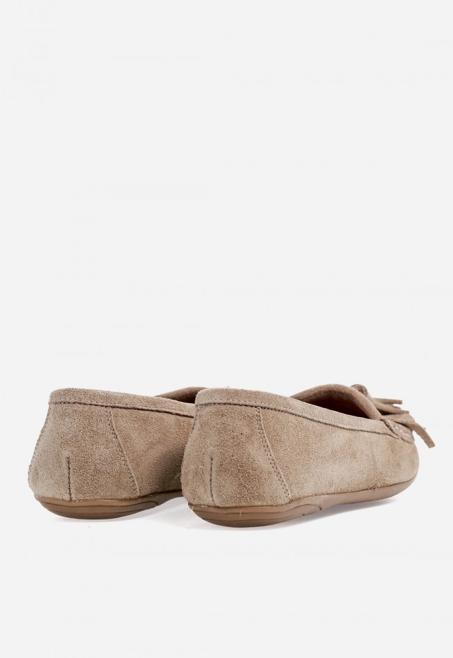 Zapato plano Benson 92900 taupe con borlas – elegancia cómoda para tu día a día