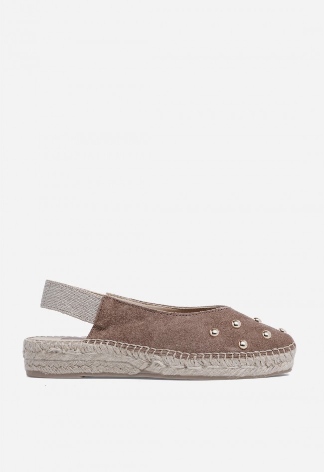 Alpargata de mujer taupe VAS 132-016 G – estilo natural con detalle de tachuelas