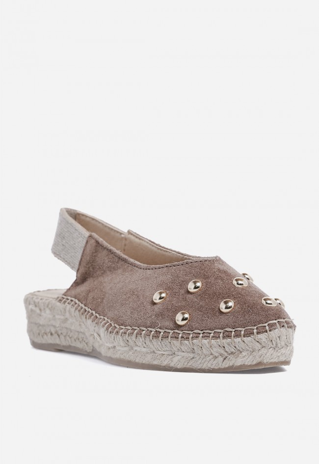 Alpargata de mujer taupe VAS 132-016 G – estilo natural con detalle de tachuelas