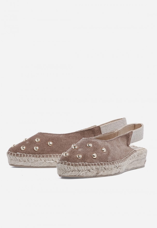 Alpargata de mujer taupe VAS 132-016 G – estilo natural con detalle de tachuelas