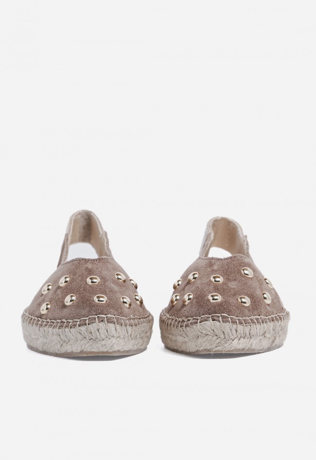 Alpargata de mujer taupe VAS 132-016 G – estilo natural con detalle de tachuelas