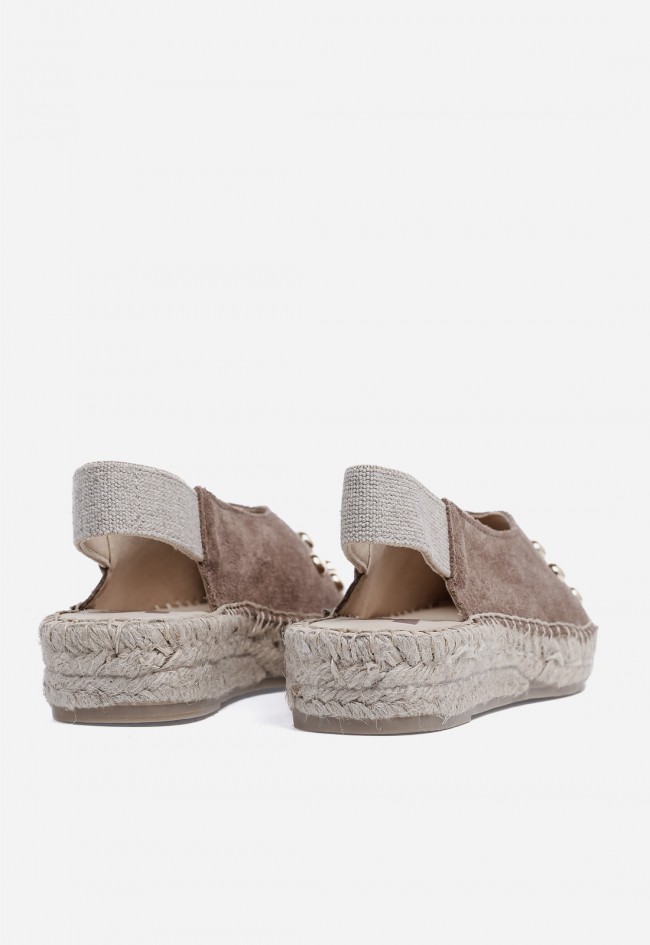 Alpargata de mujer taupe VAS 132-016 G – estilo natural con detalle de tachuelas