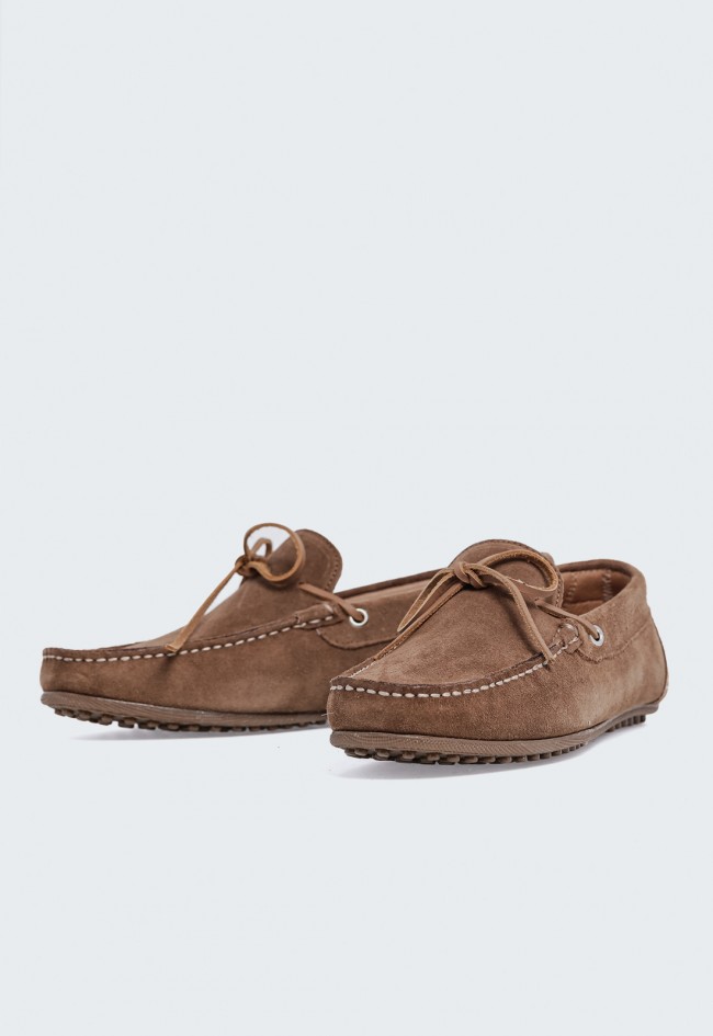 Mocasín náutico de piel serraje marrón para hombre — estilo casual y confort ligero Benson 83611
