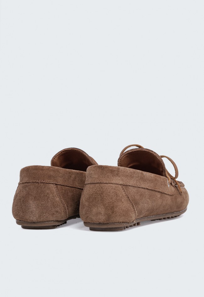 Mocasín náutico de piel serraje marrón para hombre — estilo casual y confort ligero Benson 83611
