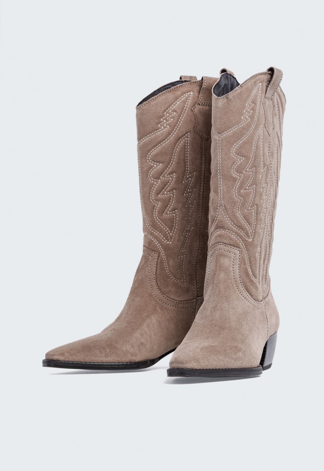 Bota cowboy de piel GLO Suevia 7477 color arena: actitud western y estilo irresistible
