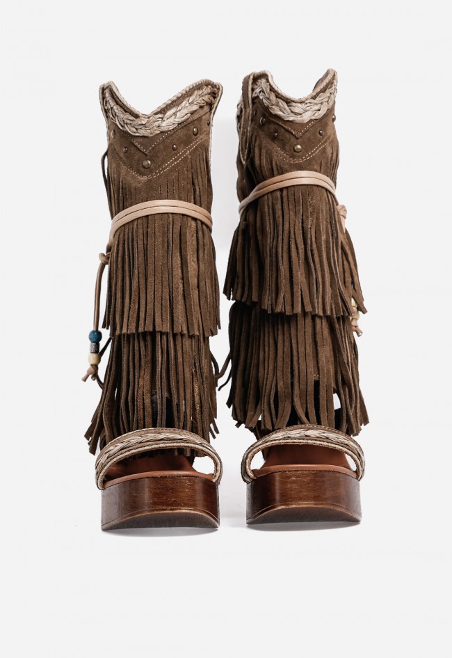 Sandalia boho Nemonic 2098 en piel color cuero: espíritu libre con tacón de impacto