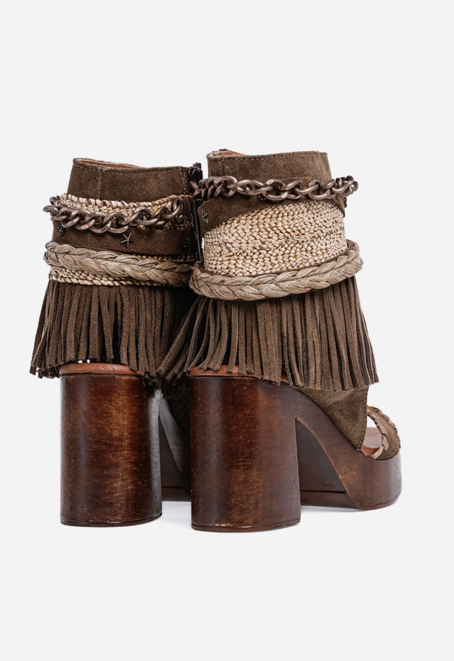 Sandalia boho Nemonic 2502 en piel color cuero: alma artesanal y estilo festival premium