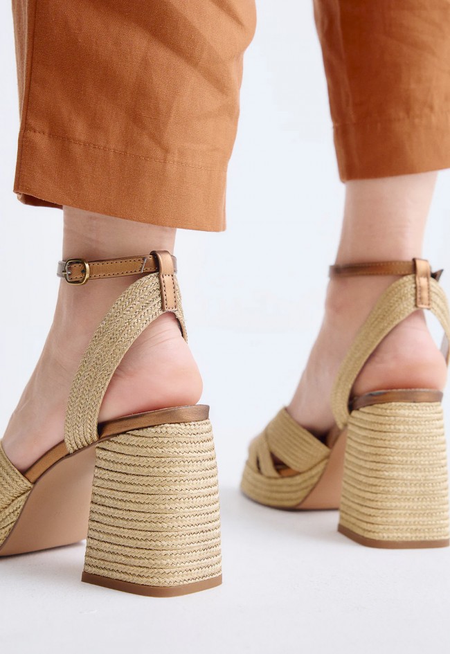Sandalias EXÉ Havana-309 bronce efecto yute: elegancia luminosa con altura irresistible