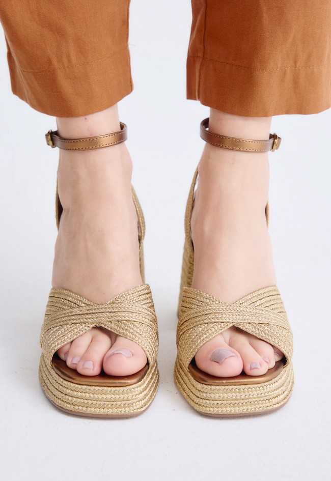 Sandalias EXÉ Havana-309 bronce efecto yute: elegancia luminosa con altura irresistible