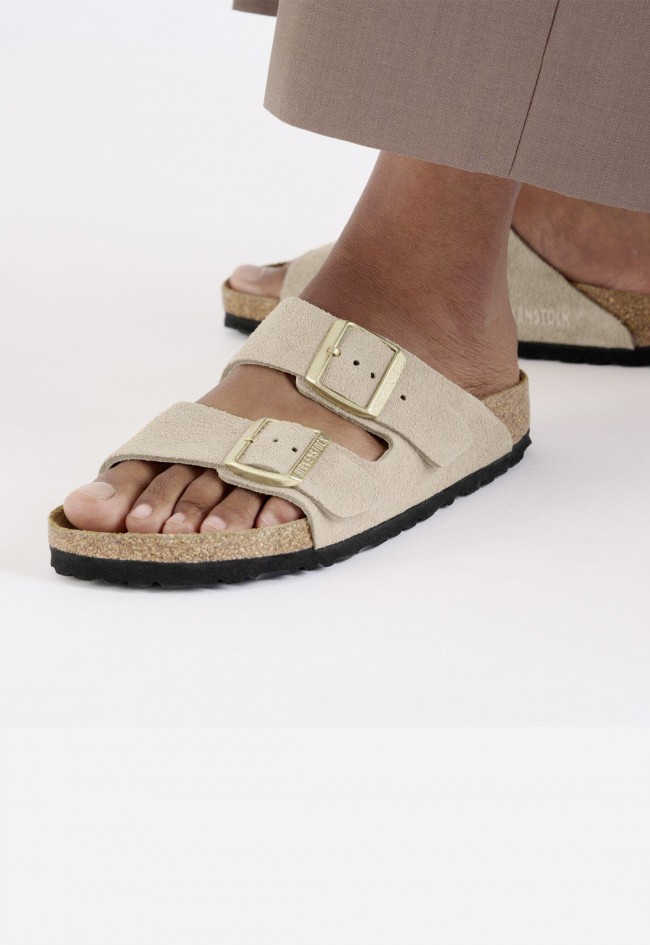 Sandalia bio Birkenstock Arizona de ante color arena para mujer – icono comfy con estilo natural