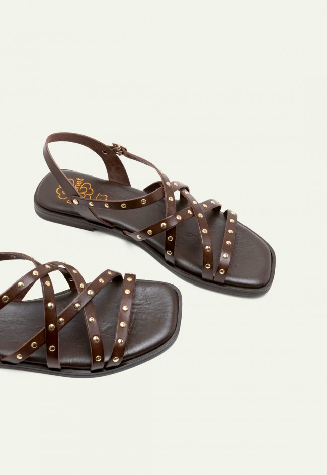 Sandalias planas de piel marrón con tachuelas Porronet Blair: estilo boho chic y comodidad premium