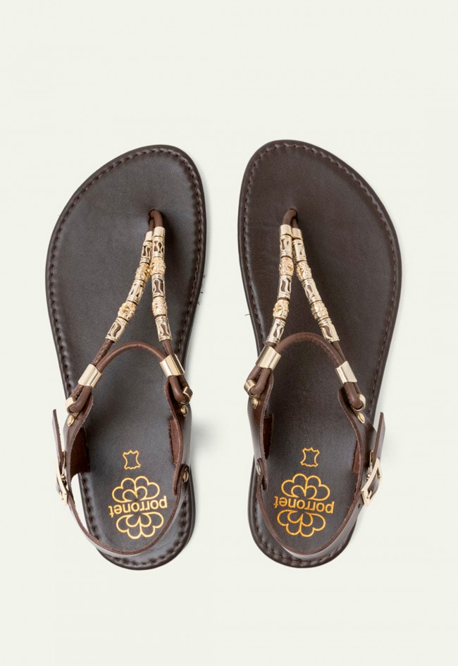 Sandalia esclava de piel moka Porronet Ada – elegancia boho que estiliza cada paso