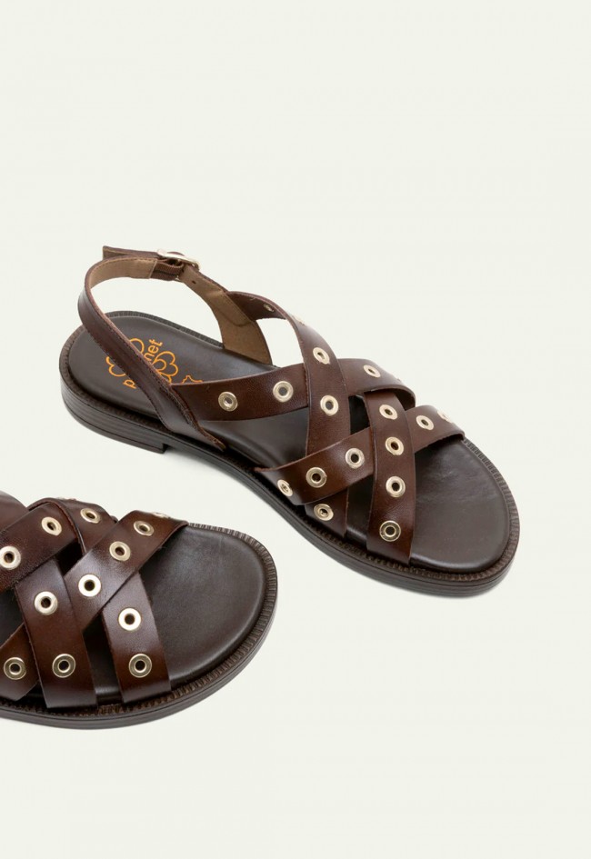 Sandalias planas de piel Porronet Chloe moka con tachuelas: estilo boho sofisticado y máxima comodidad