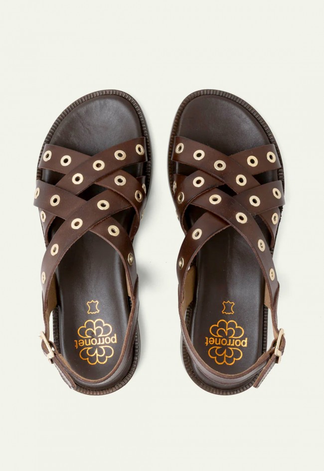 Sandalias planas de piel Porronet Chloe moka con tachuelas: estilo boho sofisticado y máxima comodidad