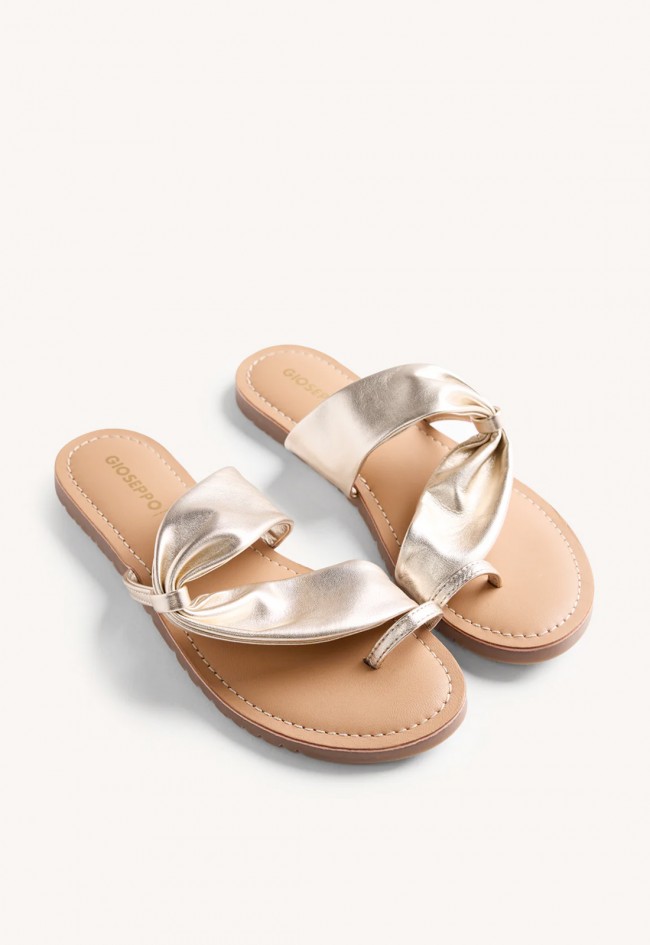 Sandalias planas doradas Gioseppo Kiserian: brillo elegante y estilo veraniego que estiliza